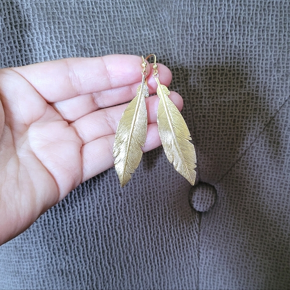 Mia Fiore Textured Gold💛 Feather🪶 Earrings - Picture 7 of 16